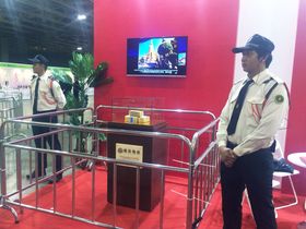 駿保安人員於展覽場地駐守