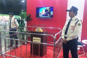 駿保安人員於展覽場地執勤